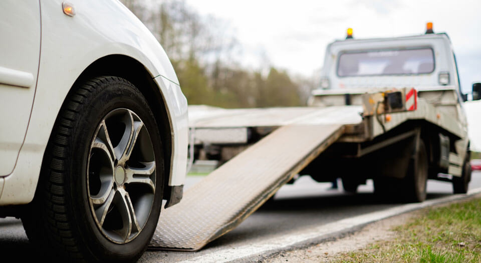 Meccanica manutenzione frequente e periodica della tua auto pressione sostituzione rotazione pneumatici liquido freni liquido di raffreddamento liquido per pulizia dei vetri e spazzole tergicristallo luci batteria pulizia filtrocambio olio motore filtro antipolline controllopuliziaricarica del condizionatore tagliandi manutenzione programmata